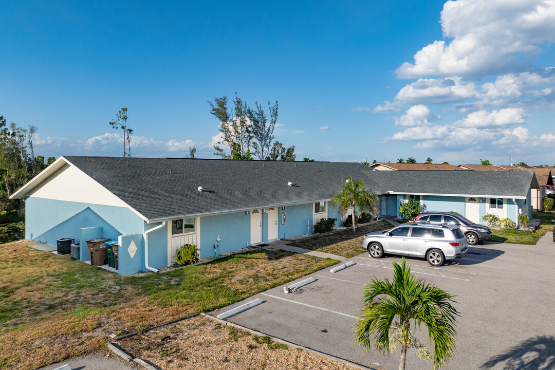 835-841 Gleason Pky in Cape Coral, FL - Building Photo