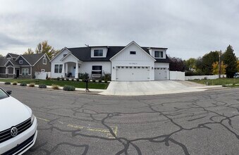 332 S 160 W in Centerville, UT - Building Photo - Building Photo