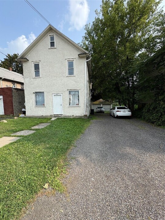 100 Harry L Dr in Johnson City, NY - Building Photo