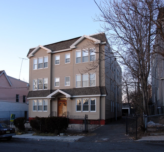 399-401 16th Ave in Irvington, NJ - Foto de edificio - Building Photo