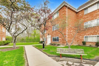 6882 W Touhy Ave in Niles, IL - Building Photo - Building Photo