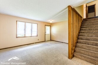 1909 Crescent Dr in Manhattan, KS - Building Photo - Building Photo