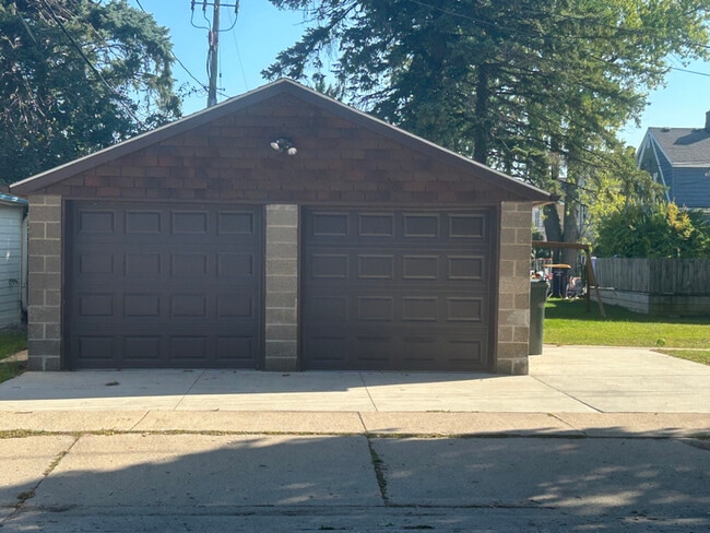 2402 S 83rd St in West Allis, WI - Building Photo - Building Photo