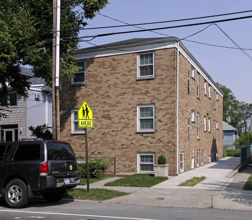 937 Forest Ave in Staten Island, NY - Building Photo