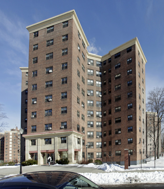 Levister Towers in Mount Vernon, NY - Foto de edificio