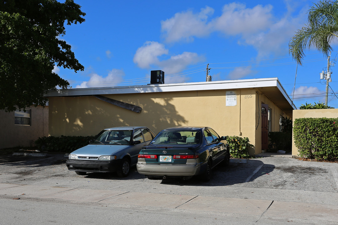 805 S H St in Lake Worth, FL - Building Photo