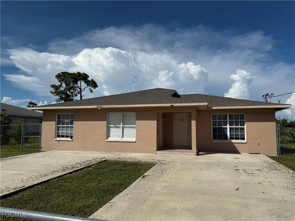4820 Leonard Blvd S in Lehigh Acres, FL - Building Photo