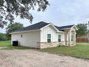 134 Co Rd 6813 in Natalia, TX - Building Photo - Building Photo