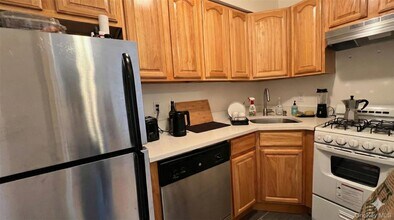 170 W 23 St in New York, NY - Building Photo - Building Photo