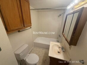 104 Main St in Winterport, ME - Foto de edificio - Building Photo