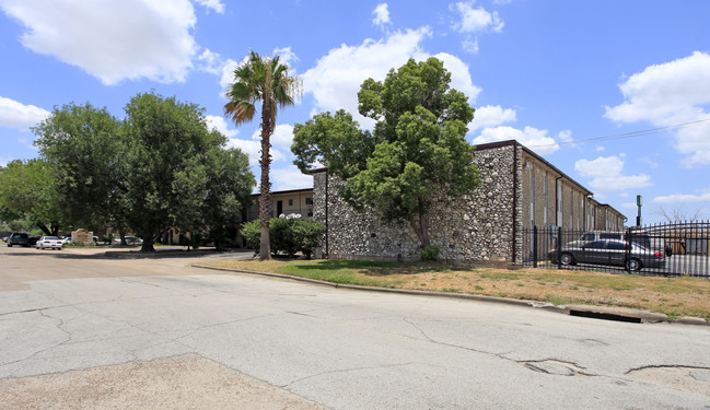 Stone Manor in Houston, TX - Foto de edificio - Building Photo