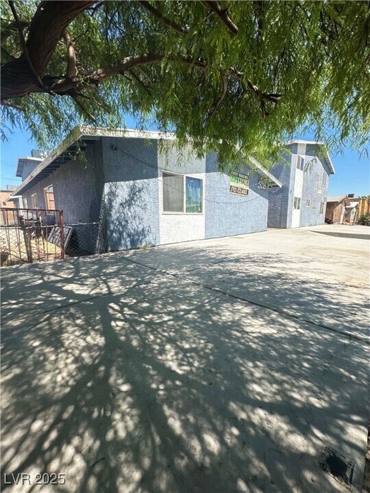 506 Mckellar Cir in Las Vegas, NV - Building Photo