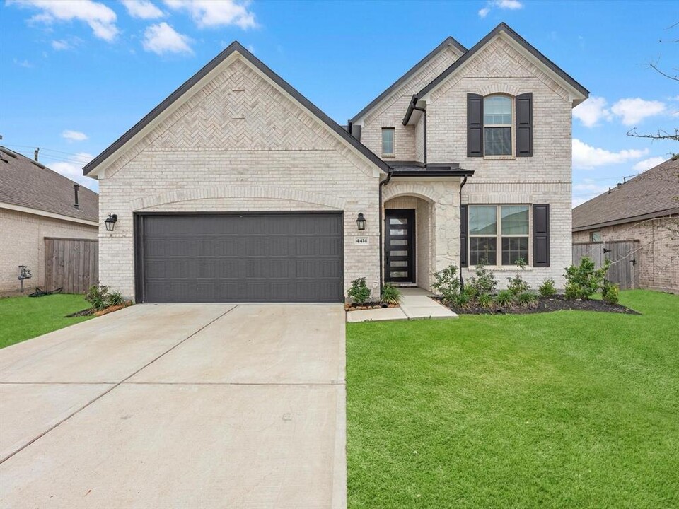 4414 Wild Flora Wy in Baytown, TX - Foto de edificio