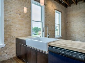 110 S Main St in Elgin, TX - Building Photo