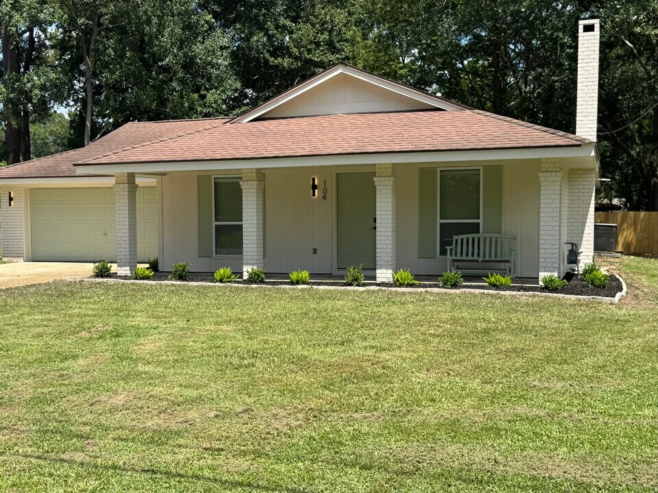 104 Comanche Dr in Hattiesburg, MS - Building Photo