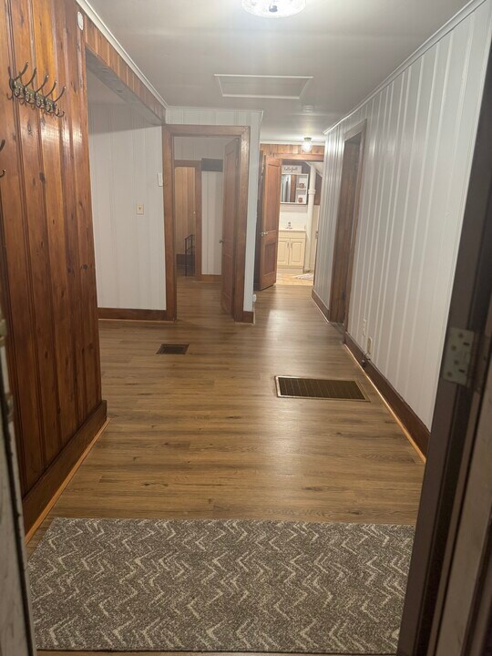 618 Leonard Ave, Unit Upper in Dekalb, IL - Foto de edificio