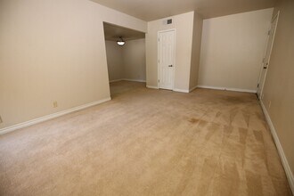 5081 RIVER GLEN Dr in Las Vegas, NV - Building Photo - Building Photo
