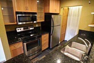 725 9th Ave S in Kirkland, WA - Foto de edificio - Building Photo