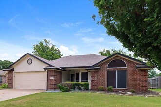 504 NE Park Meadow Ln in Burleson, TX - Foto de edificio - Building Photo