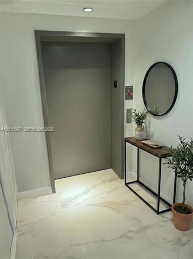 16385 Biscayne Blvd in Aventura, FL - Building Photo - Building Photo