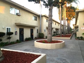 Imperial Townhomes in Downey, CA - Building Photo - Building Photo