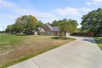 330 Lanier Rd in Seagoville, TX - Foto de edificio - Building Photo