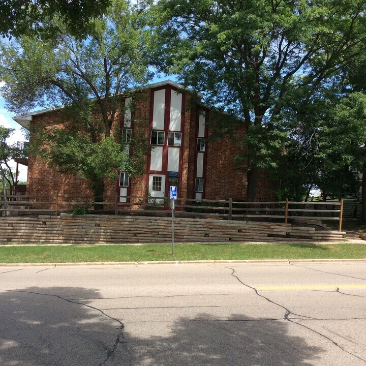 501 N. Whitney Way Madison, WI in Madison, WI - Foto de edificio