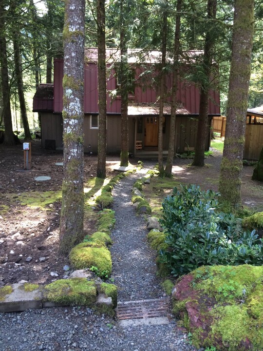 70558 E Terrace Dr in Rhododendron, OR - Building Photo