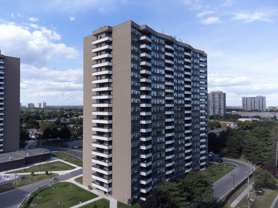 Royalcrest III in Toronto, ON - Building Photo