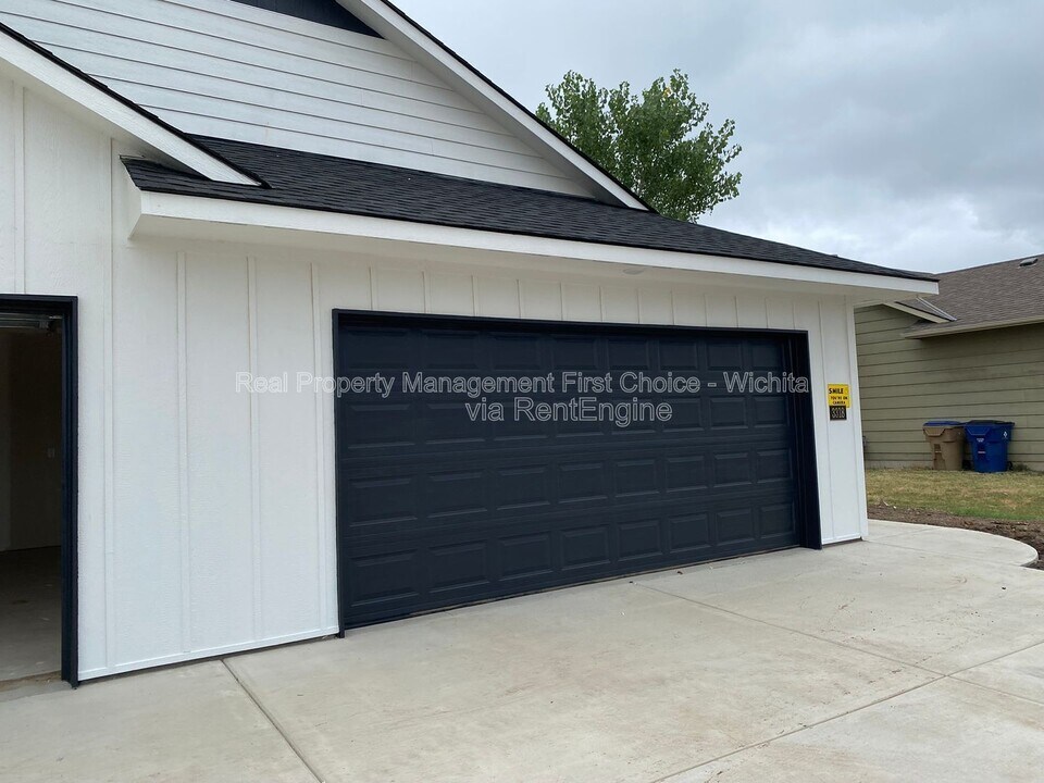 3318 W 45th St S in Wichita, KS - Building Photo