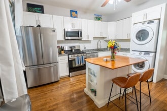3850 W Diversey Ave, Unit 2 in Chicago, IL - Building Photo - Building Photo