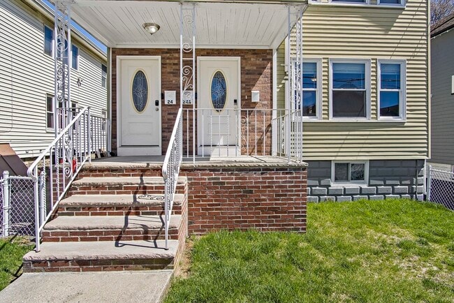 24 Englewood Ave in Everett, MA - Building Photo - Building Photo