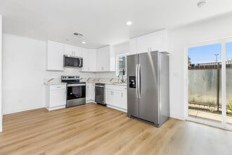 9613 S Hobart Blvd, Unit 9611.5 in Los Angeles, CA - Building Photo - Building Photo