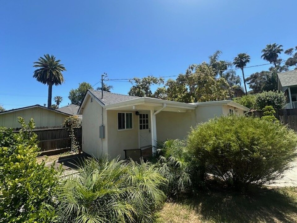 417-417-417-412 Dibblee Ave in Santa Barbara, CA - Building Photo