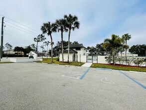 2131 Crystal Dr in Ft. Myers, FL - Building Photo - Building Photo