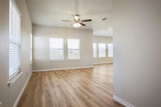 518 Whirlaway Dr in Jarrell, TX - Building Photo - Building Photo