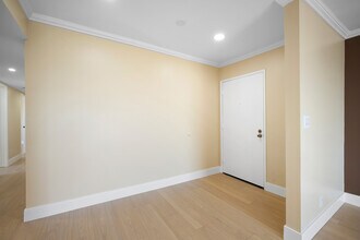 635 E Elmwood Ave, Unit 301 in Burbank, CA - Building Photo - Building Photo