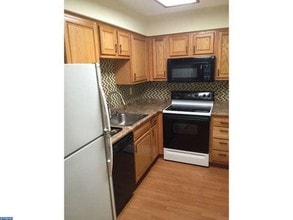1018 Gum Pl, Unit B in Huntingdon Valley, PA - Foto de edificio - Building Photo