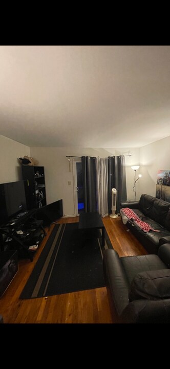 414 Birchwood Ct in North Brunswick, NJ - Building Photo