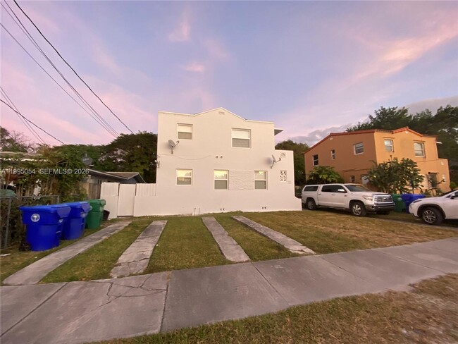 2833 SW 38th Ave in Miami, FL - Building Photo - Building Photo