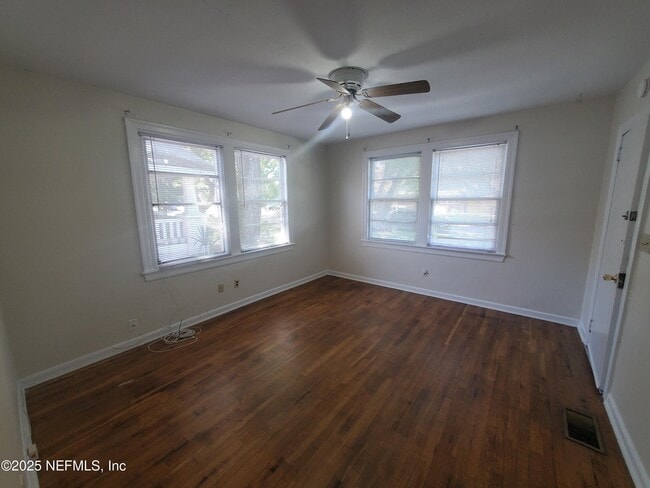 2050 Dellwood Ave in Jacksonville, FL - Foto de edificio - Building Photo