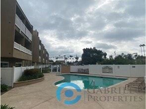 3030 Suncrest Dr in San Diego, CA - Building Photo - Building Photo