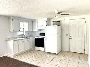 8131 Cass Rd, Unit 8131 in Zephyrhills, FL - Foto de edificio - Building Photo