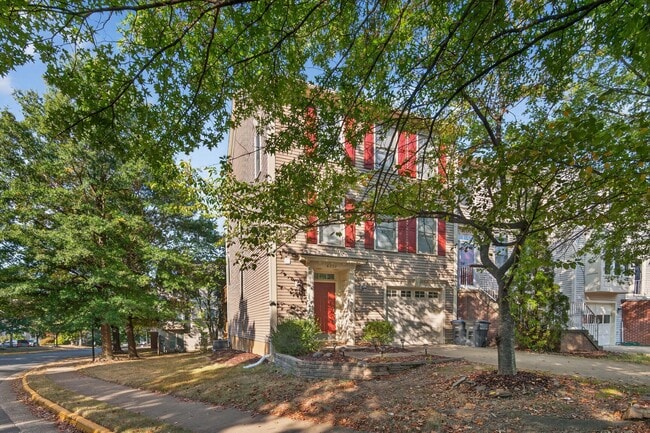 6322 John Charles Landing in Centreville, VA - Building Photo - Building Photo