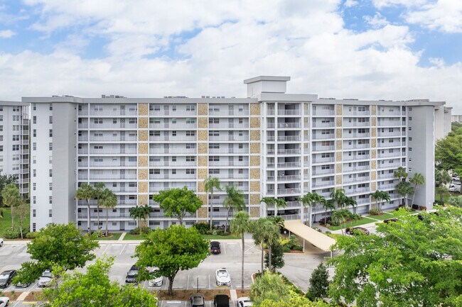 Palm-Aire in Pompano Beach, FL - Foto de edificio - Building Photo