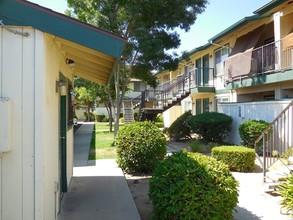 Summertree Apartments in Fresno, CA - Building Photo - Building Photo