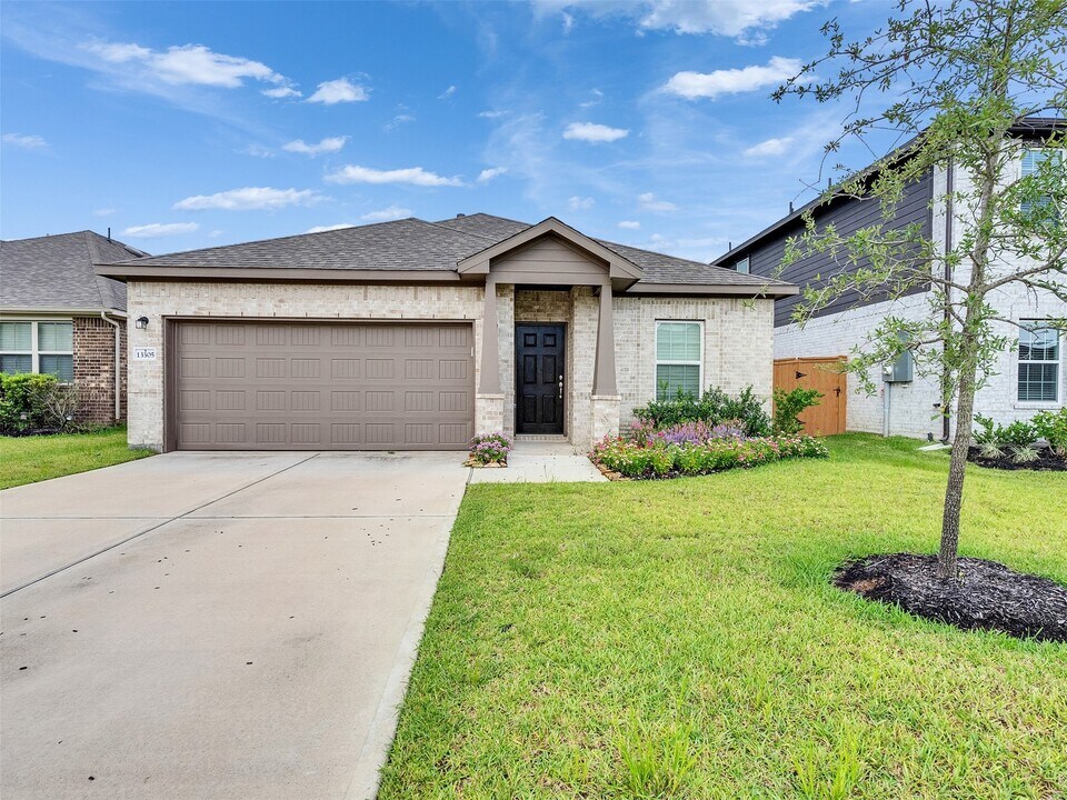 13305 Dalvay Beach Dr in La Marque, TX - Building Photo