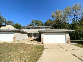 6816 N Parkwood Dr in Peoria, IL - Building Photo