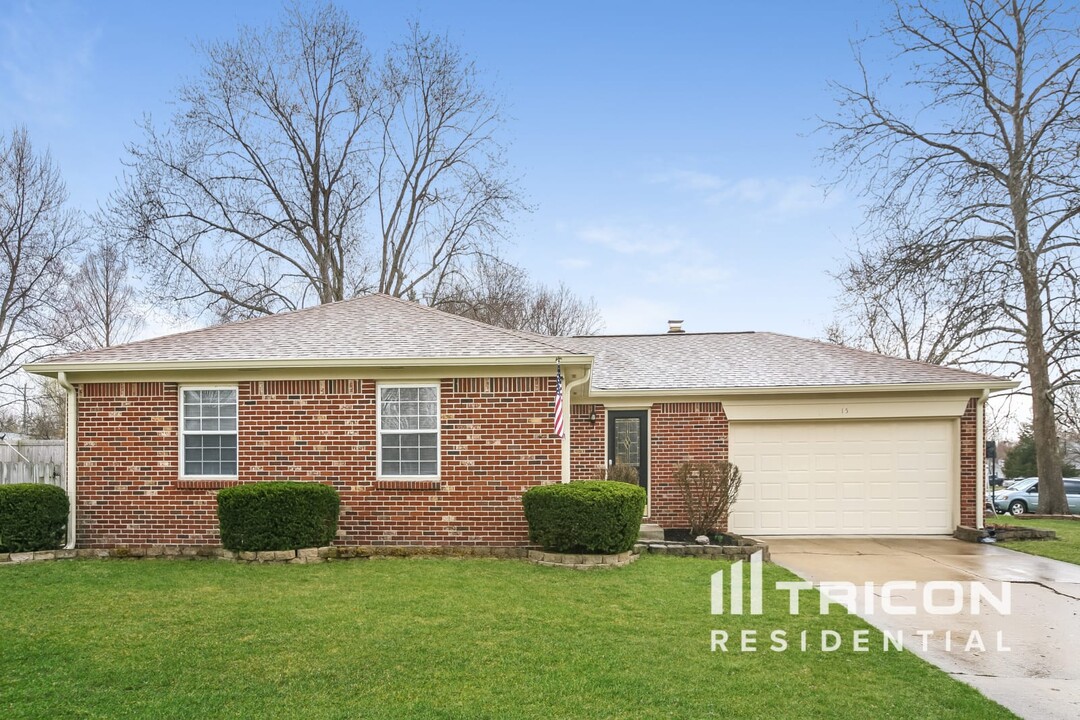 15 Thornleigh Dr in Brownsburg, IN - Building Photo
