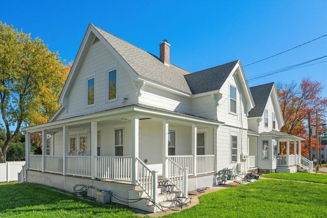 378 S Mammoth Rd in Manchester, NH - Building Photo